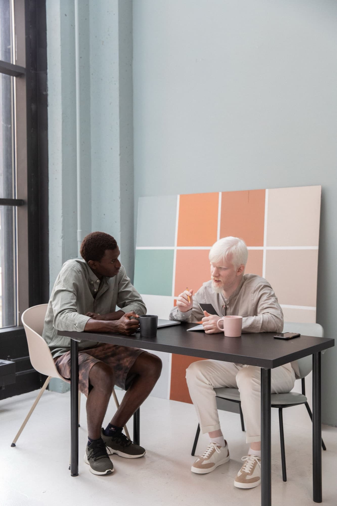 Deux personnes en discussion autour d'une table