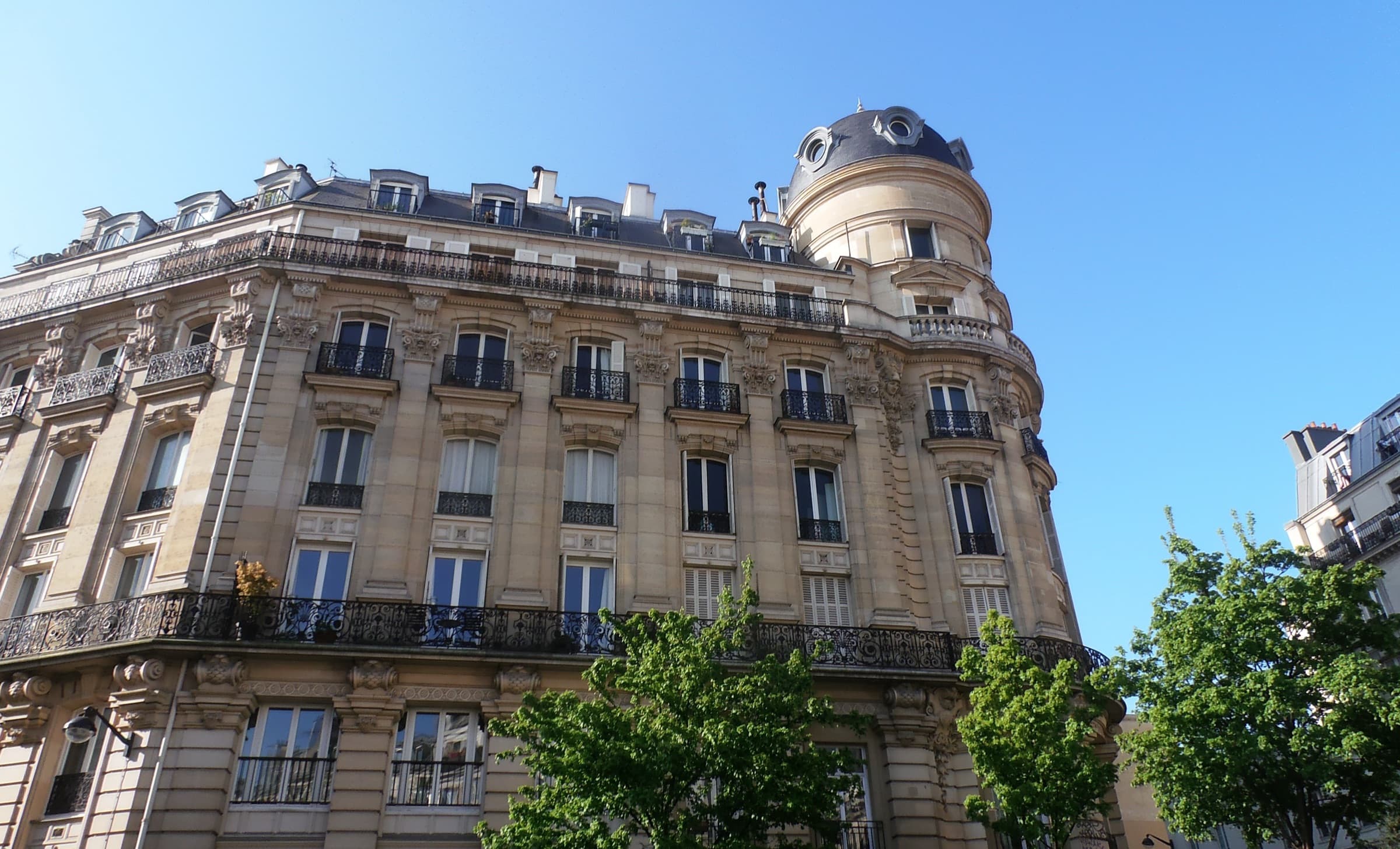 Toits en zinc et façades d'un immeuble haussmannien à Paris